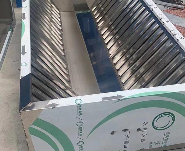 風（fēng）管加工（gōng）廠：草莓AV不鏽鋼油（yóu）煙罩-3